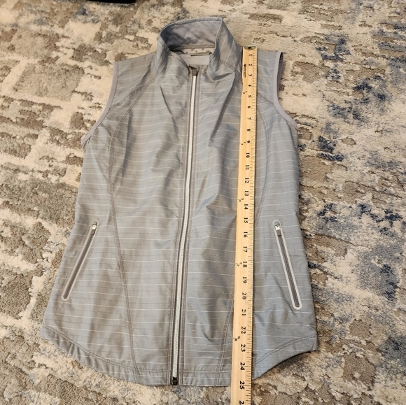 Athleta Jammin' running vest. Grey stripe. Size small. Pockets. Reflective - Picture 9 of 16